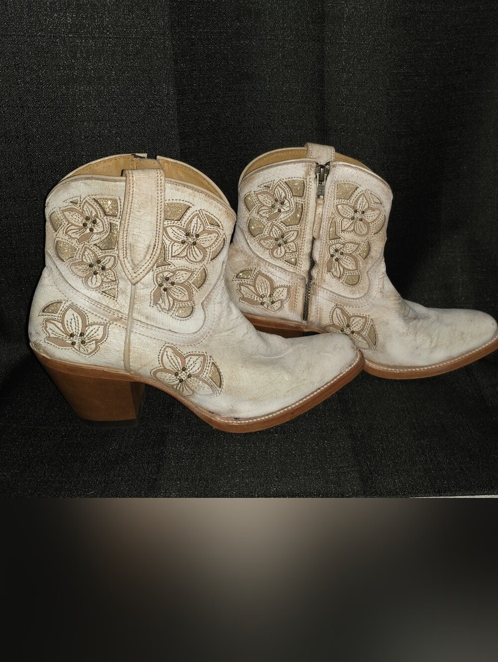 NWOB Shyanne Lily Cream Floral Embroidered Western Ankle Booties Cowgirl Boots